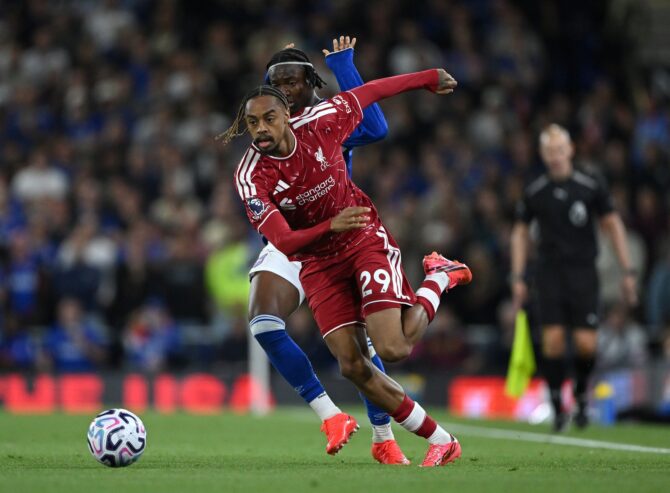 Bradley Barcola setzt sich am 4. September 2026 an der Portman Road gegen Abdul Fatawu durch. Der Angreifer des FC Liverpool und der Flügelspieler von Ipswich Town duellieren sich im Premier-League-Spiel der Saison 2026/27. (Shaun Botterill / Getty Images Europe via Getty Images)