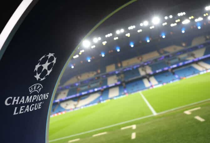 UEFA-Champions-League-Logo im Stadion von Manchester City vor dem Spiel gegen Real Madrid