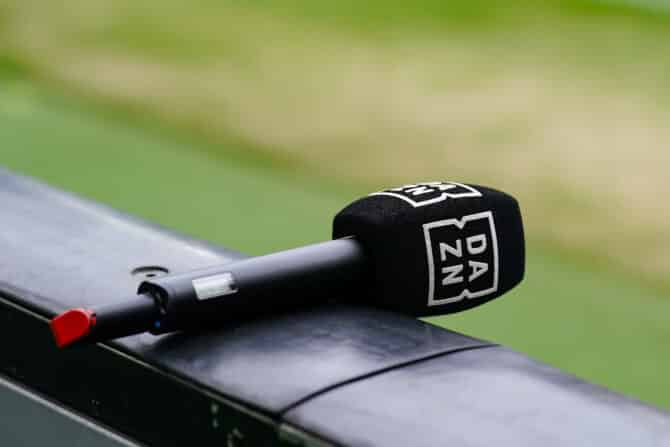 DAZN-Logo auf einem TV-Mikrofon beim Bundesliga-Spiel zwischen Freiburg und Mönchengladbach