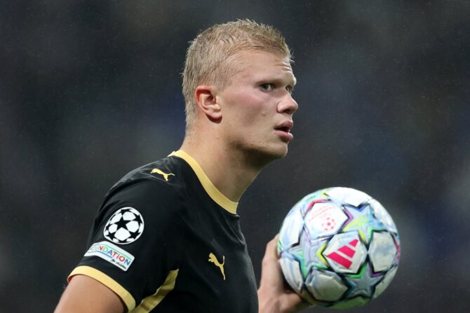 Erling Haaland beobachtet am 8. September 2026 im Estádio do Dragão das Spielgeschehen. Der Stürmer von Manchester City steht am ersten Spieltag der Ligaphase in der Champions League 2026/27 beim FC Porto auf dem Platz. (Clive Brunskill / Getty Images Europe via Getty Images)