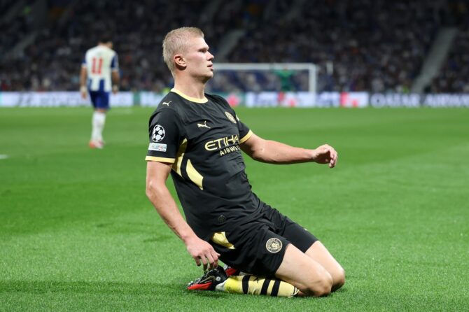 Erling Haaland bejubelt am 8. September 2026 im Estádio do Dragão das zweite Tor von Manchester City. Der Stürmer erzielte den Treffer am ersten Spieltag der Ligaphase in der Champions League 2026/27 beim FC Porto selbst. (Clive Brunskill / Getty Images Europe via Getty Images)