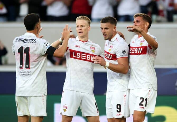 Ermedin Demirović feiert am 9. September 2026 in der Stuttgart Arena gemeinsam mit seinen Mitspielern das dritte Tor des VfB Stuttgart. Der Angreifer erzielte den Treffer am ersten Spieltag der Ligaphase in der Champions League 2026/27 gegen Viking FK. (Alex Grimm / Getty Images Europe via Getty Images)