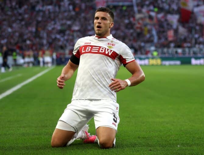 Ermedin Demirović bejubelt am 9. September 2026 in der Stuttgart Arena das zweite Tor des VfB Stuttgart. Der Angreifer traf am ersten Spieltag der Ligaphase in der Champions League 2026/27 gegen Viking FK selbst. (Alex Grimm / Getty Images Europe via Getty Images)