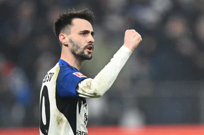 Fabio Vieira vom Hamburger SV feiert sein Tor gegen den 1. FC Köln
