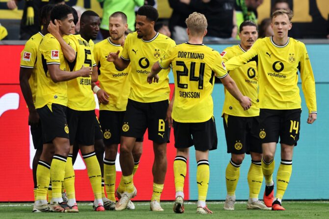 Felix Nmecha bejubelt am 12. September 2026 im Signal Iduna Park mit seinen Mitspielern das 2:0 von Borussia Dortmund gegen den SC Paderborn. Der Mittelfeldspieler traf am 3. Spieltag der Bundesliga 2026/27 nach seiner Einwechslung doppelt. (Christof Koepsel / Getty Images Europe via Getty Images)
