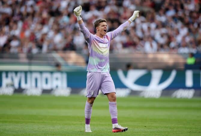 Finn Dahmen bejubelt am 6. September 2026 im Deutsche Bank Park den dritten Treffer des FC Augsburg. Der Torhüter feiert das Tor seines Mitspielers Alexis Claude-Maurice im Bundesliga Spiel bei Eintracht Frankfurt. (Alex Grimm / Getty Images Europe via Getty Images)