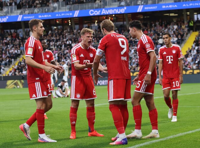 Harry Kane feiert am 13. September 2026 in der Ursapharm-Arena in Spiesen-Elversberg mit seinen Mitspielern das 2:1 für den FC Bayern München. Der Torjäger traf in der 72. Minute, nachdem Maurice Krattenmacher für den Aufsteiger ausgeglichen hatte. (Alex Grimm / Getty Images Europe via Getty Images)