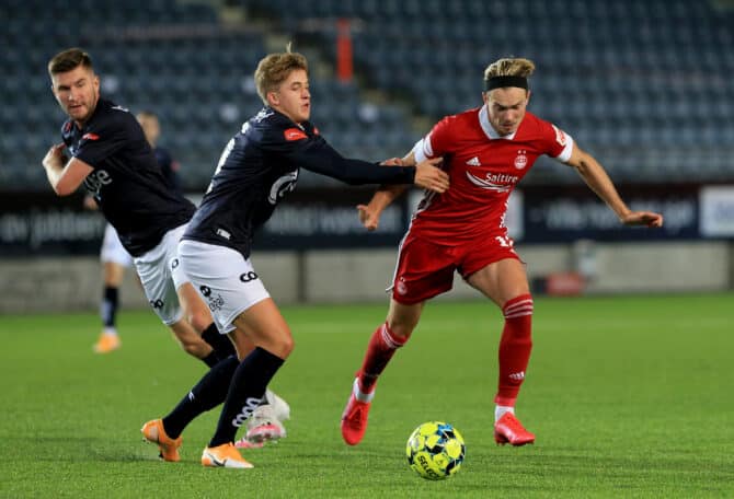 Henrik Heggheim von Viking Stavanger und Ryan Hedges von Aberdeen kämpfen um den Ball