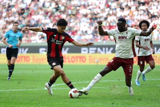 Ibrahim Maza von Bayer Leverkusen im Zweikampf mit Chrislain Matsima vom FC Augsburg am 12. September 2026 in der WWK Arena. Die Partie des 3. Spieltags der Bundesliga 2026/27 endete 2:2. (Adam Pretty / Getty Images Europe via Getty Images)