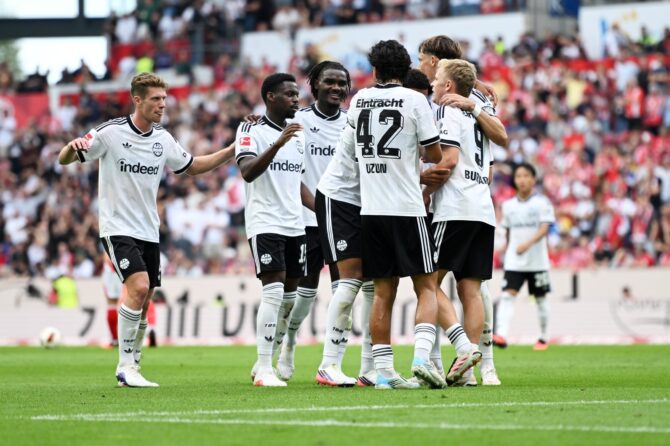 Jonathan Burkardt bejubelt am 12. September 2026 in der MEWA Arena in Mainz mit seinen Mitspielern das 2:0 für Eintracht Frankfurt. Der frühere Mainzer traf am 3. Spieltag der Bundesliga 2026/27 in der Nachspielzeit der ersten Halbzeit. (Neil Baynes / Getty Images Europe via Getty Images)