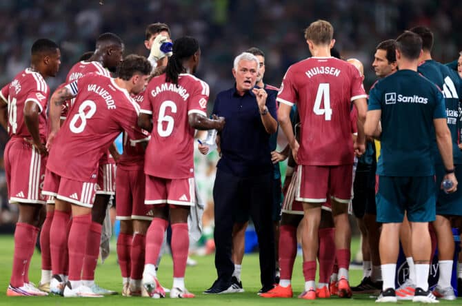 Jose Mourinho spricht während des LaLiga-Spiels gegen Real Betis mit seinen Spielern