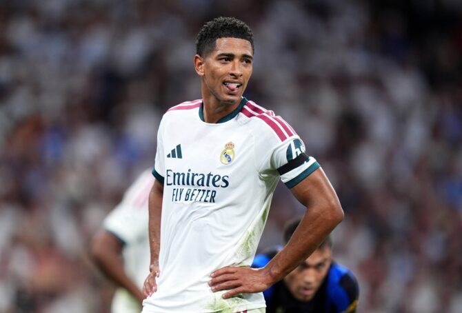 Jude Bellingham beobachtet am 8. September 2026 im Estadio Santiago Bernabéu das Spielgeschehen. Der Mittelfeldspieler von Real Madrid steht am ersten Spieltag der Ligaphase in der Champions League 2026/27 gegen Inter Mailand auf dem Platz. (Angel Martinez / Getty Images Europe via Getty Images)