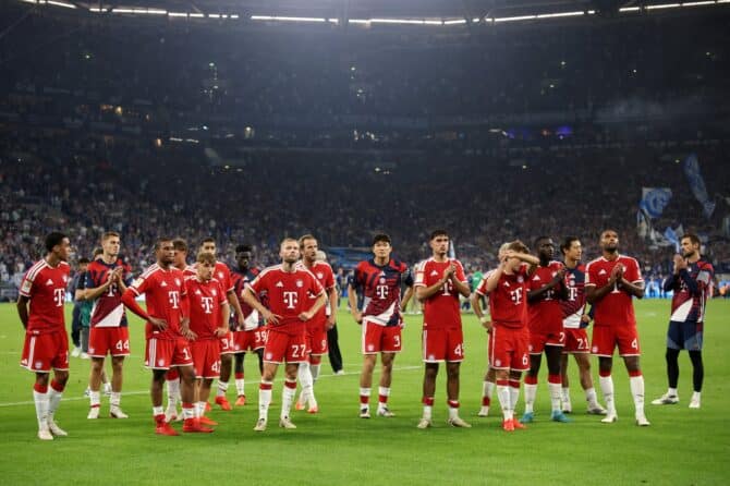 Konrad Laimer und seine Mitspieler nach dem Schlusspfiff in der Veltins Arena. Der Österreicher des FC Bayern München reagiert am 5. September 2026 auf den Ausgang des Bundesliga Spiels beim FC Schalke 04. (Alex Grimm / Getty Images Europe via Getty Images)