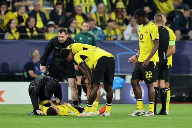 Konstantinos Karetsas von Borussia Dortmund wird nach einer Verletzung medizinisch behandelt