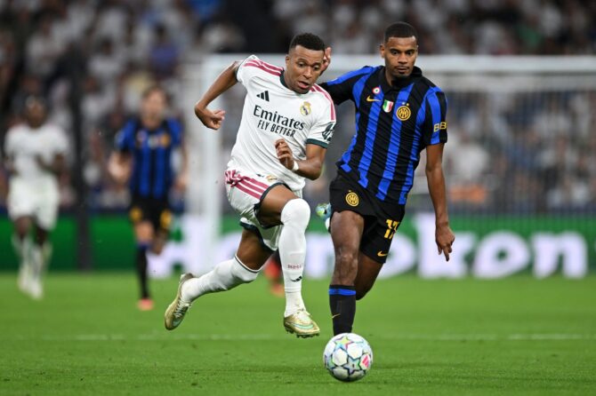 Kylian Mbappé führt am 8. September 2026 im Estadio Santiago Bernabéu den Ball und wird dabei von Andy Diouf unter Druck gesetzt. Der Angreifer von Real Madrid und der Mittelfeldspieler von Inter Mailand duellieren sich am ersten Spieltag der Ligaphase in der Champions League 2026/27. (Denis Doyle / Getty Images Europe via Getty Images)