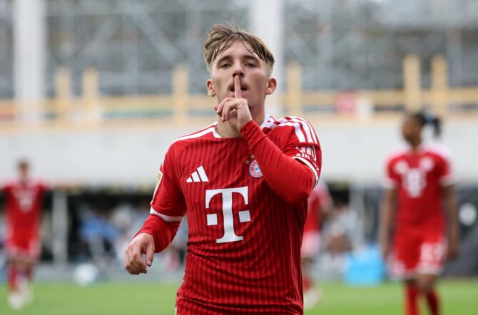 Lennart Karl bejubelt am 13. September 2026 in der Ursapharm-Arena in Spiesen-Elversberg seinen Treffer zum 1:0 für den FC Bayern München. Der Offensivspieler traf am 3. Spieltag der Bundesliga 2026/27 bei Aufsteiger SV Elversberg in der 29. Minute. (Alex Grimm / Getty Images Europe via Getty Images)