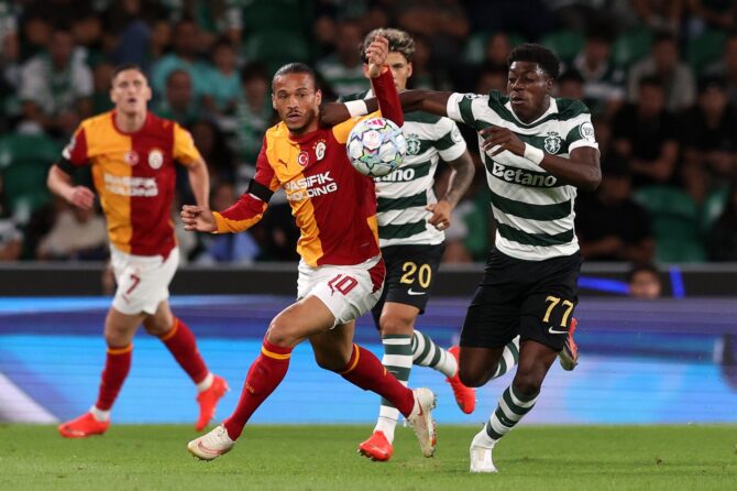 Leroy Sané von Galatasaray Istanbul wird am 9. September 2026 im Estádio José Alvalade von Issa Doumbia unter Druck gesetzt. Die beiden duellieren sich am ersten Spieltag der Ligaphase in der Champions League 2026/27 zwischen Sporting CP und Galatasaray. (Carlos Rodrigues / Getty Images Europe via Getty Images)