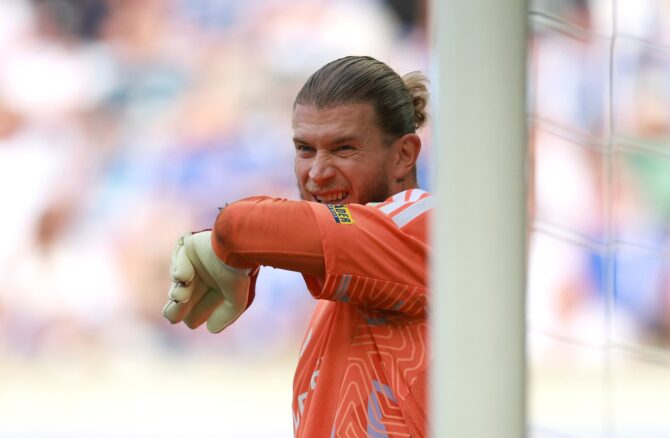 Loris Karius zeigt seine Reaktion in der WWK Arena. Der Torhüter des FC Schalke 04 stand am 30. August 2026 im Bundesliga Spiel beim FC Augsburg zwischen den Pfosten. (Adam Pretty / Getty Images Europe via Getty Images)