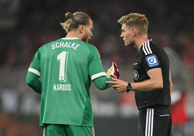 Loris Karius von Schalke 04 spricht während des Bundesliga-Spiels mit Schiedsrichter Timo Gerach