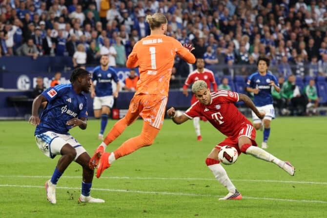 Luis Díaz vom FC Bayern München im Duell mit Loris Karius und Junior Dina Ebimbe von Schalke 04