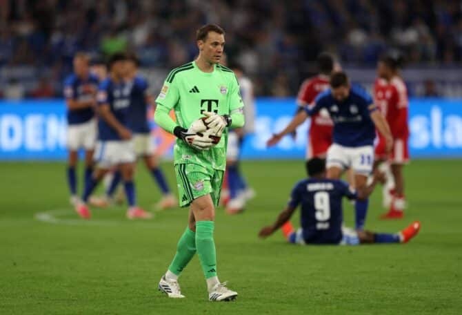 Manuel Neuer nach dem Abpfiff in der Veltins Arena. Der Torhüter des FC Bayern München zeigt am 5. September 2026 seine Reaktion nach dem Bundesliga Spiel bei seinem Jugendverein FC Schalke 04. (Lars Baron / Getty Images Europe via Getty Images)