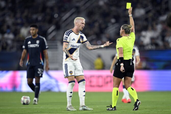 Marco Reus sieht am 29. August 2026 im Snapdragon Stadium die Gelbe Karte von Schiedsrichterin Tori Penso. Der Offensivspieler der LA Galaxy wurde bereits in der ersten Halbzeit des MLS Spiels bei San Diego FC verwarnt. (Orlando Ramirez / Getty Images North America via Getty Images)