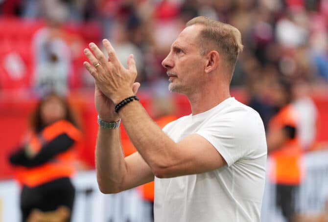 Mauro Lustrinelli applaudiert den Fans nach dem Bundesliga-Spiel von Union Berlin gegen Bayer Leverkusen