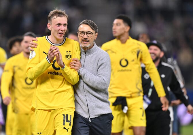 Maximilian Beier bedankt sich gemeinsam mit Trainer Niko Kovac bei den Fans von Borussia Dortmund. Der Angreifer stand am 1. September 2026 im Volksparkstadion beim Erstrundenspiel des DFB Pokals 2026/27 gegen den HEBC Hamburg auf dem Platz. (Oliver Hardt / Getty Images Europe via Getty Images)