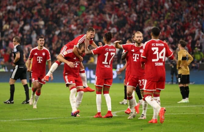 Michael Olise feiert mit seinen Teamkollegen einen Treffer für den FC Bayern München gegen den VfB Stuttgart, der später aberkannt wird, beim Bundesliga-Spiel am 28. August 2026 in der Allianz Arena. (Adam Pretty / Getty Images Europe via Getty Images)