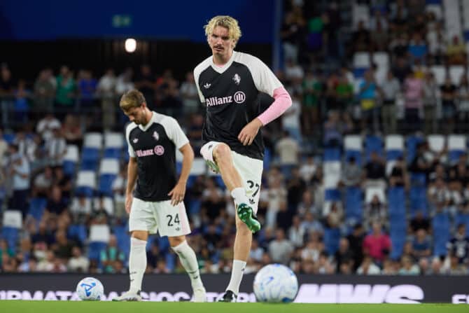 Nick Woltemade von Juventus wärmt sich vor dem Serie-A-Spiel gegen US Sassuolo auf