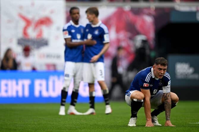 Nicolai Remberg vom Hamburger SV steht am 13. September 2026 nach dem Schlusspfiff in der Red Bull Arena in Leipzig enttäuscht auf dem Platz. Der HSV verlor am 3. Spieltag der Bundesliga 2026/27 mit 0:5 bei RB Leipzig und hat den schlechtesten Saisonstart der Vereinsgeschichte hingelegt. (Stuart Franklin / Getty Images Europe via Getty Images)