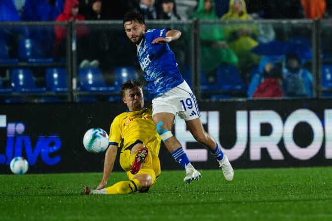 Nicolas-Gerrit Kühn von Como 1907 kämpft gegen Hellas Verona um den Ball