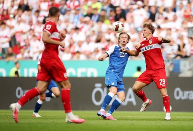 Patrick Wimmer von der TSG Hoffenheim gewinnt am 12. September 2026 in der Sinsheimer SNP Arena ein Kopfballduell gegen Finn Jeltsch vom VfB Stuttgart. Die TSG gewann das Spiel des 3. Spieltags der Bundesliga 2026/27 mit 2:1. (Alex Grimm / Getty Images Europe via Getty Images)