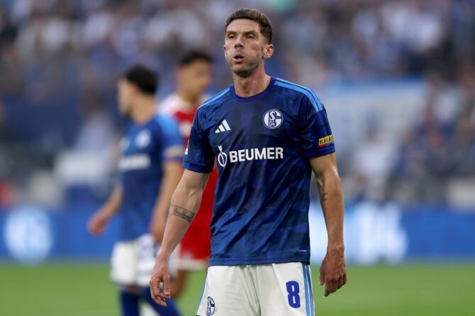 Robin Gosens beobachtet am 5. September 2026 in der Veltins-Arena das Bundesliga-Spiel des FC Schalke 04 gegen den FC Bayern München. Sechs Tage später erzielte der Außenbahnspieler bei Union Berlin das erste Schalker Bundesliga-Tor seit 1203 Tagen. (Lars Baron / Getty Images Europe via Getty Images)