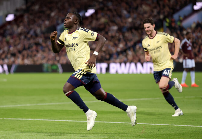 Bukayo Saka läuft jubelnd über den Rasen, nachdem er für den FC Arsenal bei Aston Villa getroffen hat