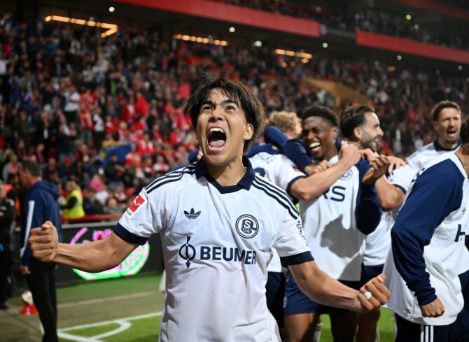 Satoshi Tanaka bejubelt am 11. September 2026 im Stadion An der Alten Försterei das dritte Tor des FC Schalke 04. Maximilian Wöber traf bei Union Berlin am 3. Spieltag der Bundesliga 2026/27 in der Nachspielzeit zum 3:1-Endstand. (Stuart Franklin / Getty Images Europe via Getty Images)