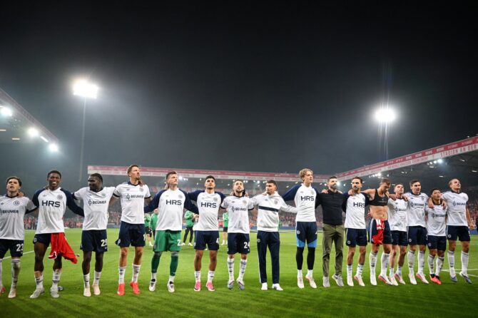 Die Spieler des FC Schalke 04 feiern am 11. September 2026 im Stadion An der Alten Försterei den 3:1-Sieg bei Union Berlin. Für den Aufsteiger war es am 3. Spieltag der Bundesliga 2026/27 der erste Sieg im Oberhaus seit mehr als drei Jahren. (Stuart Franklin / Getty Images Europe via Getty Images)
