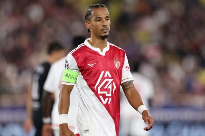 Thilo Kehrer im Trikot der AS Monaco beim Champions League Spiel gegen Tottenham Hotspur. Der deutsche Innenverteidiger stand am 22. Oktober 2025 im Stade Louis II am dritten Spieltag der Ligaphase auf dem Feld. (Michael Steele / Getty Images Europe via Getty Images)