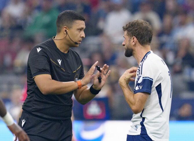 Thomas Müller diskutiert am 22. August 2026 im BC Place mit dem Unparteiischen. Der Angreifer der Vancouver Whitecaps machte seinem Ärger in der ersten Halbzeit des MLS Spiels gegen den FC Dallas Luft. (Jeff Vinnick / Getty Images North America via Getty Images)