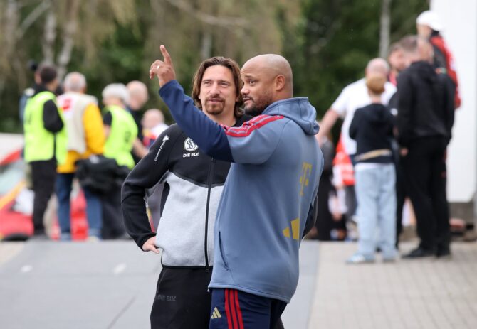 Elversbergs Trainer Vincent Wagner und Bayern-Trainer Vincent Kompany begrüßen sich am 13. September 2026 vor dem Anpfiff in der Ursapharm-Arena in Spiesen-Elversberg. Am 3. Spieltag der Bundesliga 2026/27 trafen beide Klubs erstmals in einem Pflichtspiel aufeinander. (Alex Grimm / Getty Images Europe via Getty Images)