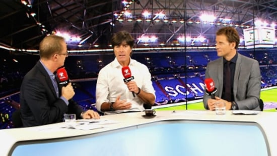 Florian König und Jens Lehmann führen durch die RTL-Übertragung des Spiels Norwegen - Deutschland