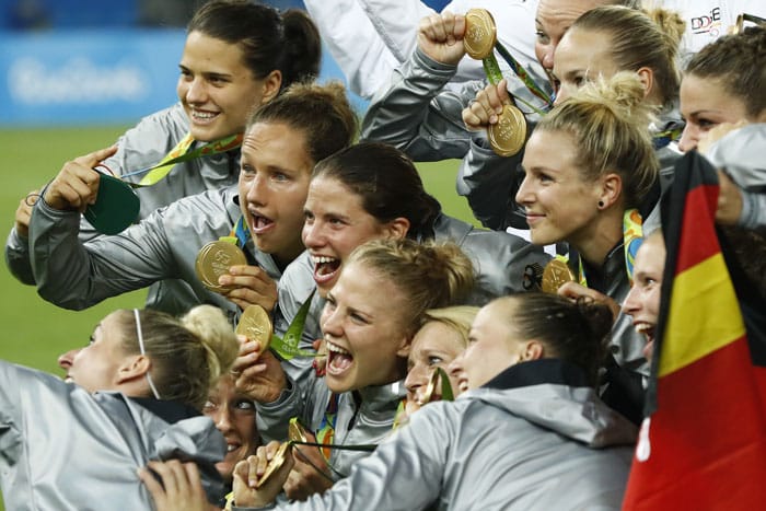 Die deutschen Frauen gewinnen in Fußball im Maracana stadium in Rio de Janeiro am 19.August 2016 die Goldmedaille. / AFP PHOTO / Odd Andersen