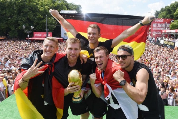 Bastian Schweinsteiger feiert zusammen mit Per Mertesacker, Manuel Neuer, Kevin Grosskreutz und Lukas Podolski den Gewinn der Weltemisterschaft 2014. AFP PHOTO / POOL/ MARKUS GILLIAR