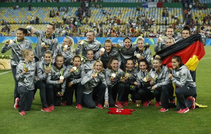 Die deutschen Frauen gewinnen in Fußball im Maracana stadium in Rio de Janeiro am 19.August 2016 die Goldmedaille. / AFP PHOTO / Odd Andersen