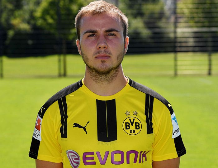 Mario Götze am 17.August 2016 in Dortmund bei der Teamvorstellung im neuen BVB Trikot 2016/2017. / AFP PHOTO / PATRIK STOLLARZ