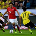 Bayerns Mats Hummels (C) gegen Dortmund's Pierre-Emerick Aubameyang beim Super Cupam 14.August 2016. / AFP PHOTO / PATRIK STOLLARZ