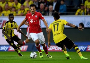 Bayerns Mats Hummels (C) gegen Dortmund's Pierre-Emerick Aubameyang beim Super Cupam 14.August 2016. / AFP PHOTO / PATRIK STOLLARZ