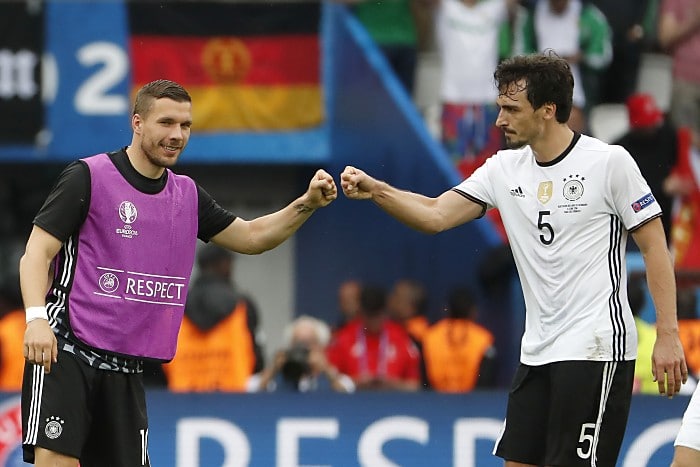 Mats Hummels (R) und Lukas Podolski am 21.Juni 2016 - über die Reservistenrolle kam Poldi nicht mehr heraus. / AFP PHOTO / ODD ANDERSEN